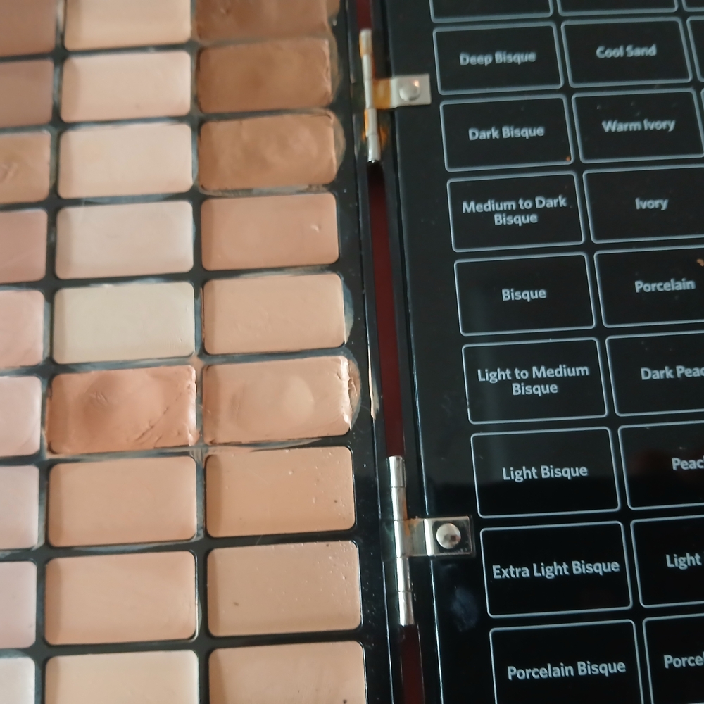 Bobbi Brown Concealer Palette - Light to Deep Bisque Shades
